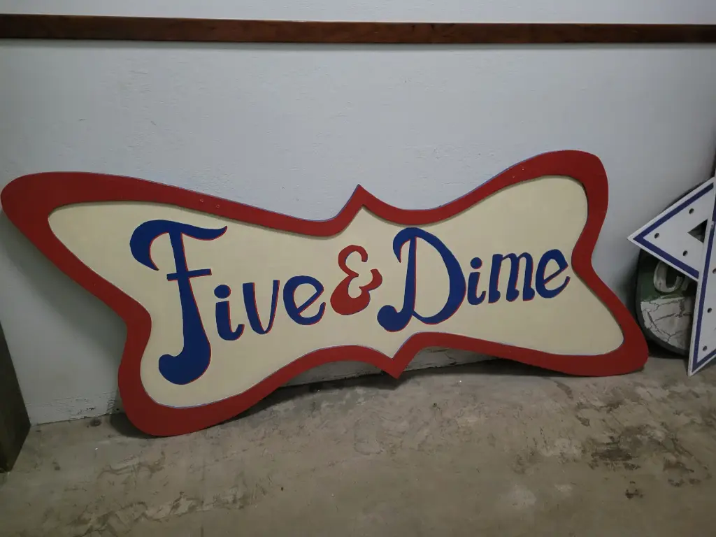 Five & Dine Sign