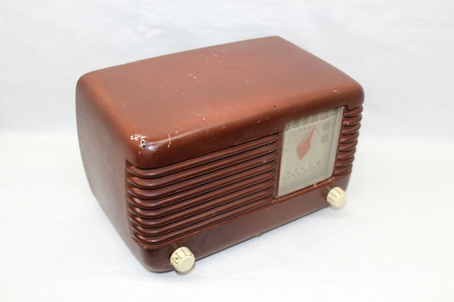 [PER-004] Table Radio