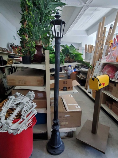 [PLL-003] Tall Street Lamp