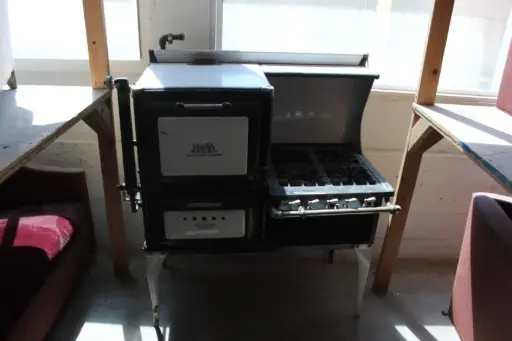 [PKA-011] Antique Stove